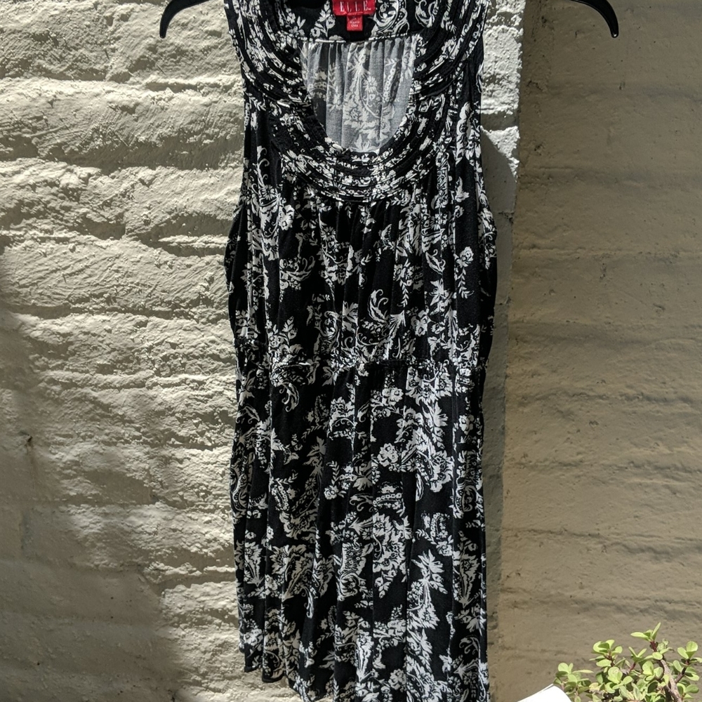 Sleeveless black and white dress